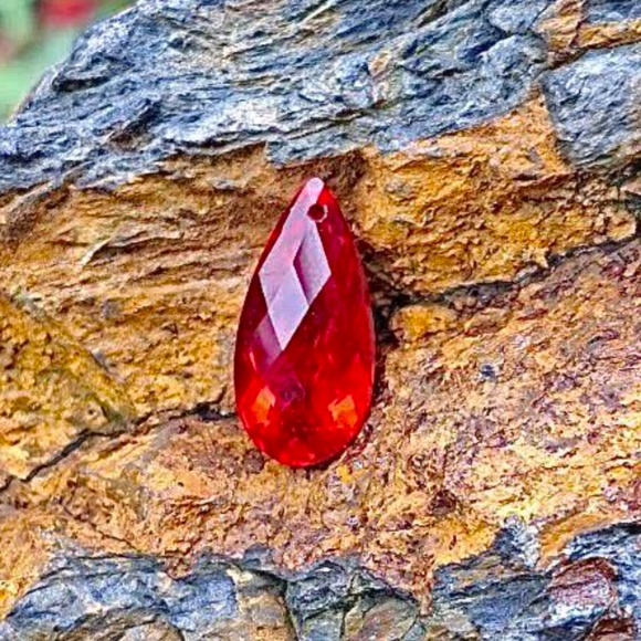 14.35 Carat Red Quartz Briolette Bead, NWT, Drilled, 25mmx12mmx9mm - Picture 3 of 3